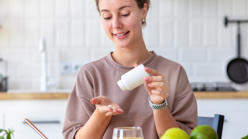 «Высокие лечебные дозы назначаются только врачом»: эндокринолог — о правильных схемах приёма витаминов и БАДов