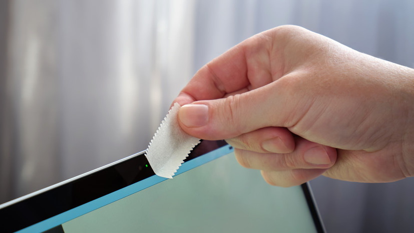 Россиянам объяснили, надо ли заклеивать камеру ноутбука