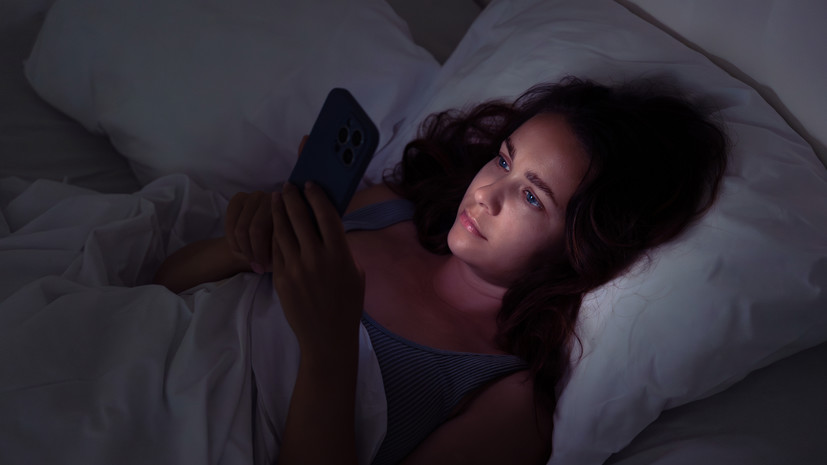 Врач Савицкая посоветовала не сидеть в телефоне перед сном