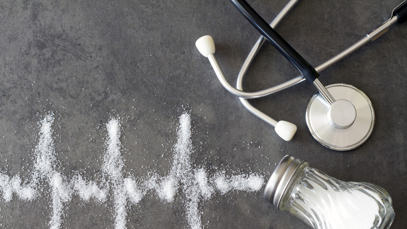 Диетолог Афонина: чрезмерное употребление соли повышает нагрузку на сердце