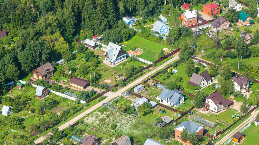 Риелтор Апрелев посоветовал проверить кровельную систему на даче перед зимой