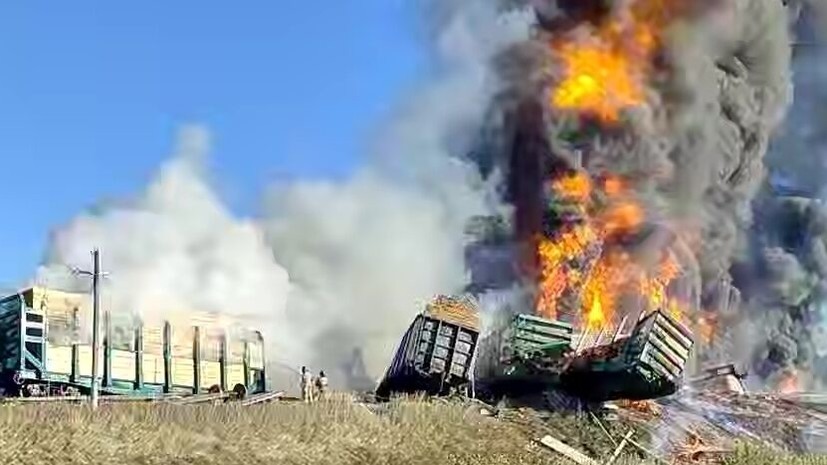 Пожар после ДТП с грузовым поездом на переезде в Смоленской области ликвидирован
