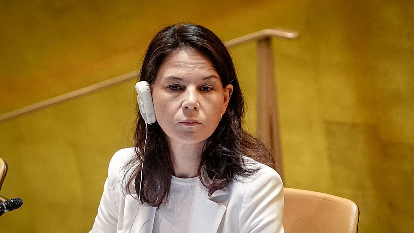 Захарова призвала узнать, почему отключился микрофон у Бербок на словах о России