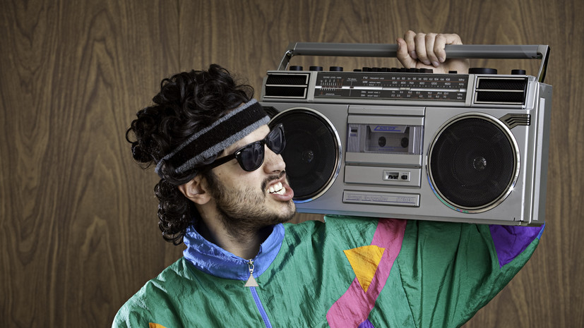 Стилист Данилов объяснил возвращение моды на 1990-е