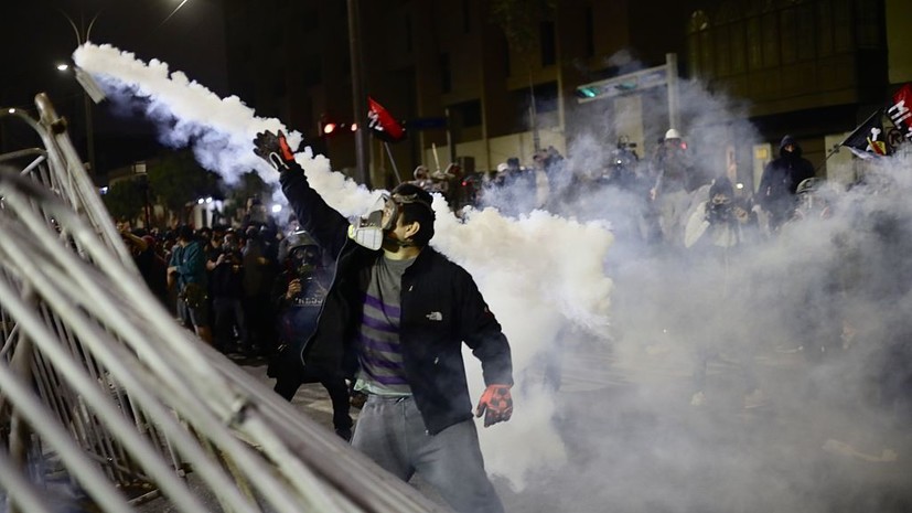 Republica: протесты в Лиме переросли в столкновения с полицией