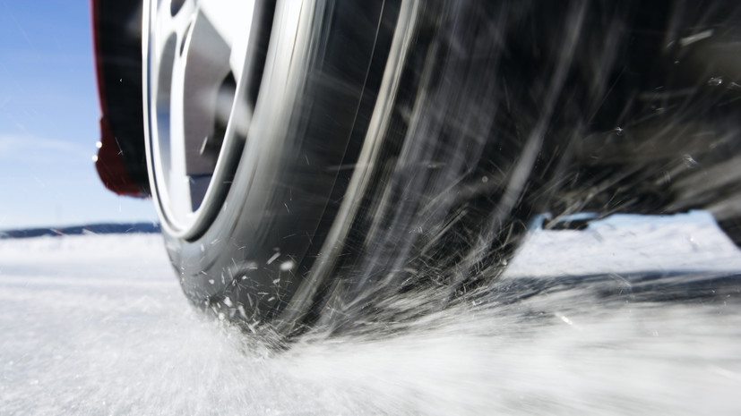 Автоэксперт Дёмин назвал крайне опасным передвижение на летних шинах в гололёд