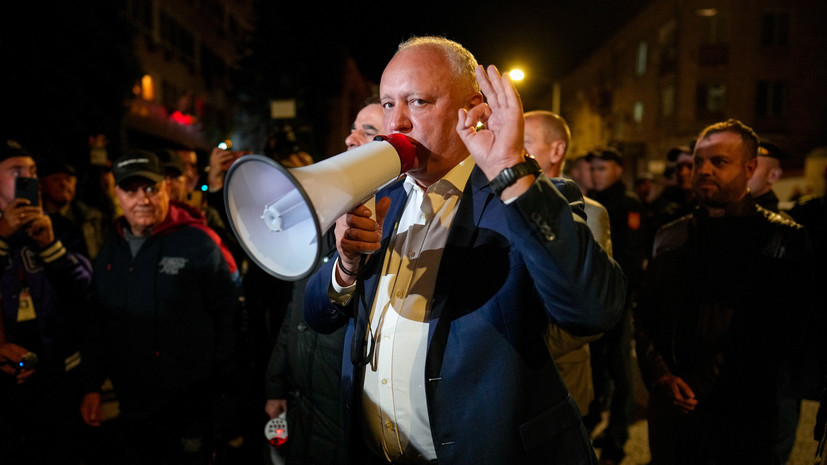 Лидеры и активисты Патриотического блока протестуют перед зданием ЦИК Молдавии