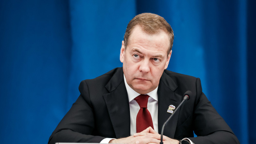 Медведев назвал главной задачей России развитие своих территорий