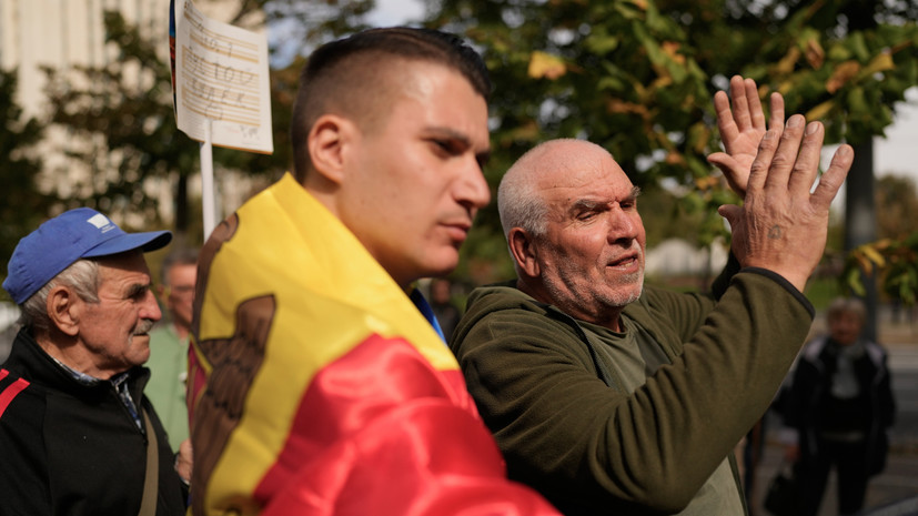 Люди сходятся на митинг оппозиции у здания парламента в Кишинёве