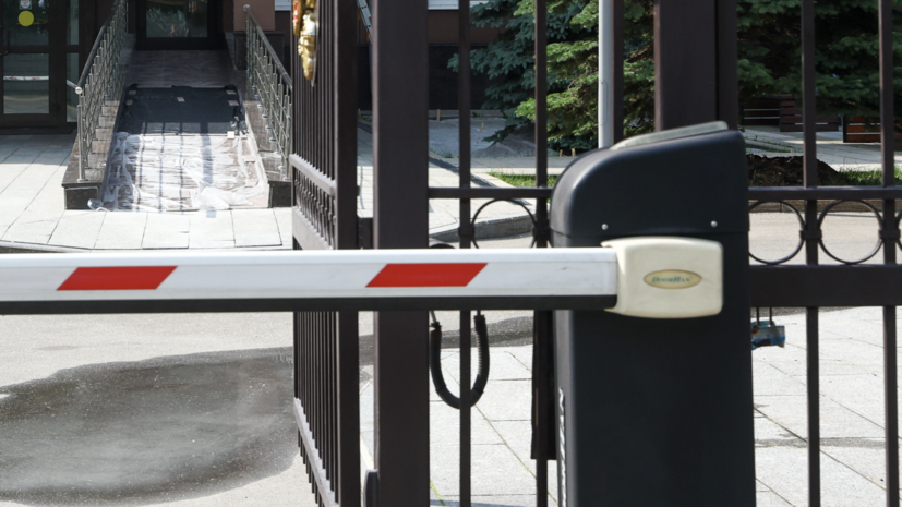 Россиян предупредили о новой схеме мошенничества с установкой шлагбаумов