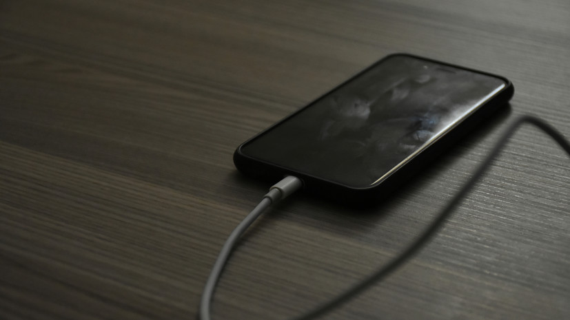В Роскачестве объяснили, можно ли оставлять телефон на зарядке всю ночь