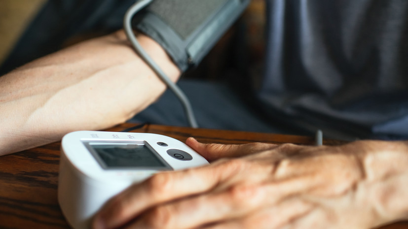 Кардиолог назвала ошибкой ведение разговоров во время измерения давления