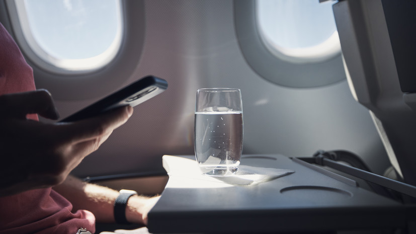 Врач Уланкина посоветовала пить достаточно жидкости во время полёта