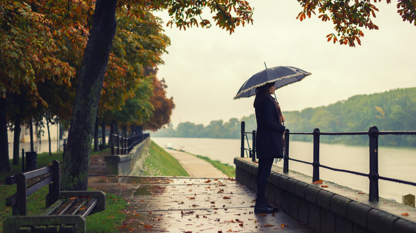 Психолог Сальникова назвала смену светового дня причиной осенней меланхолии