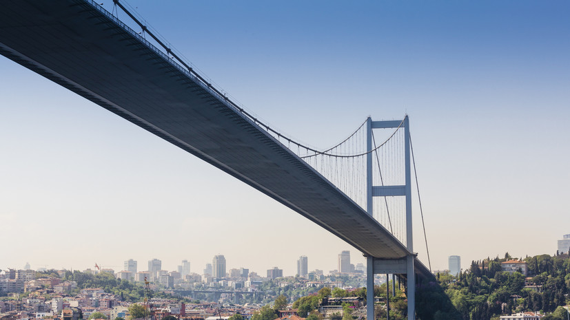 Движение судов через пролив Босфор остановили из-за заглохшего сухогруза