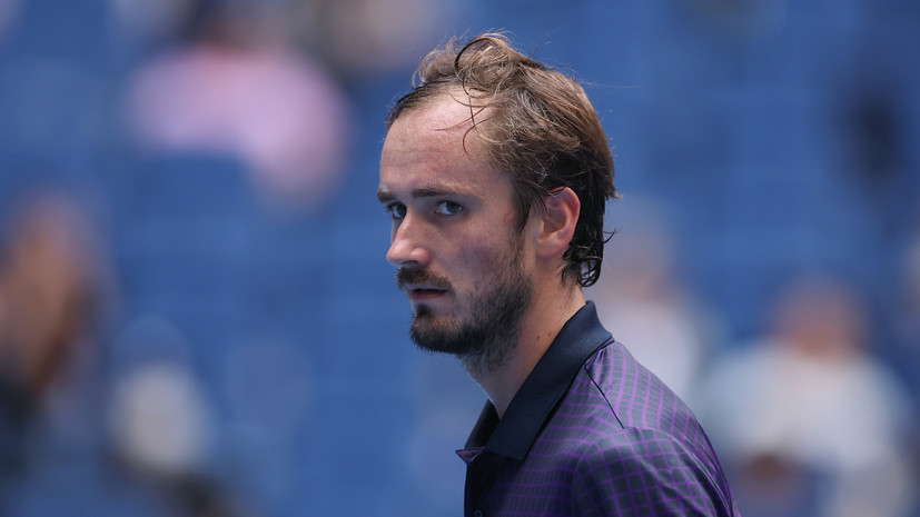 Медведев испытывает сложности в игре с Тьеном, у россиянина судороги