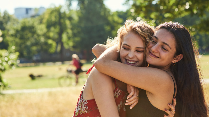 Психосоматолог Тур назвала объятия целым каскадом биохимических реакций