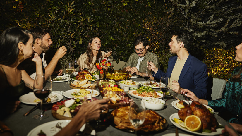 Исследование: четверть россиян встретили свою любовь в компании друзей