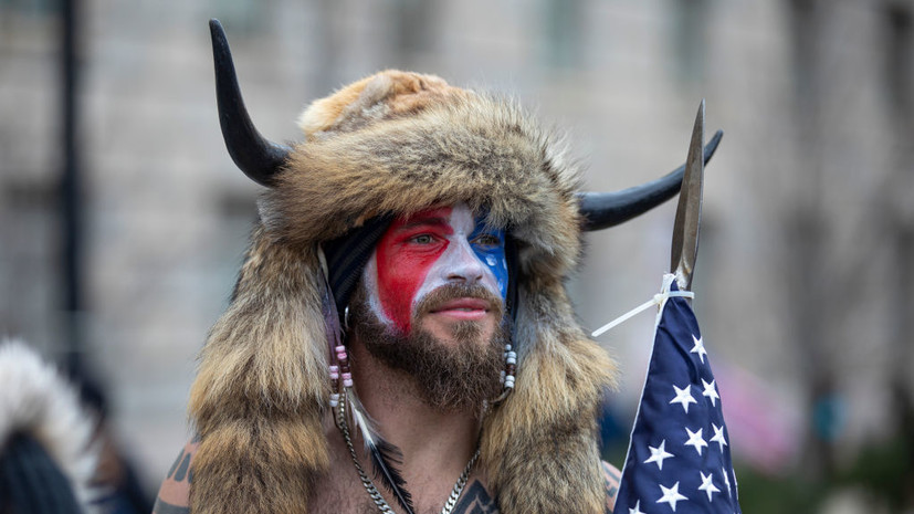 «Шаман» из Капитолия подал в суд на Дональда Трампа и потребовал $40 трлн