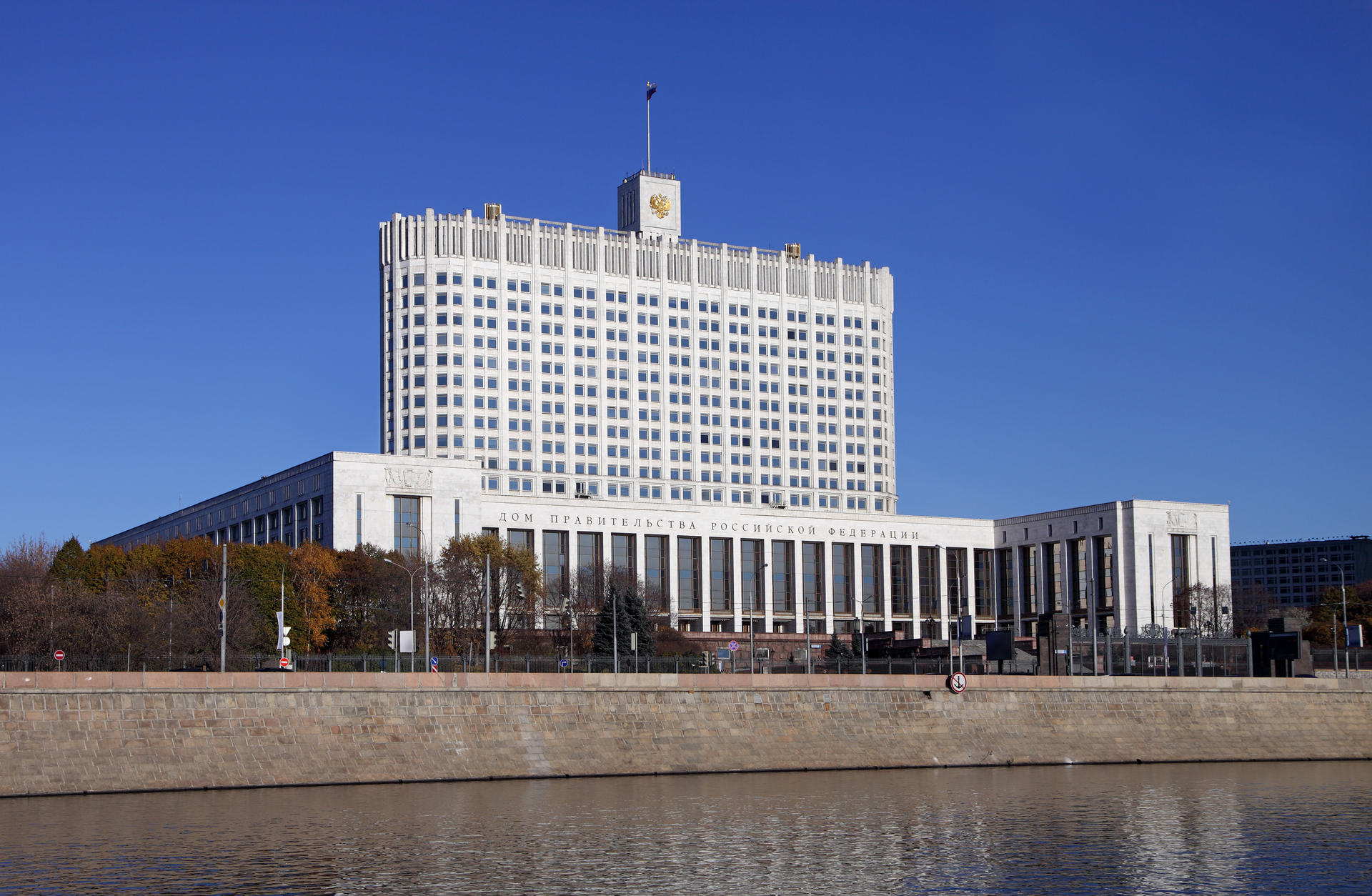 Впервые с мая: почему курс доллара перевалил за отметку 83 рубля