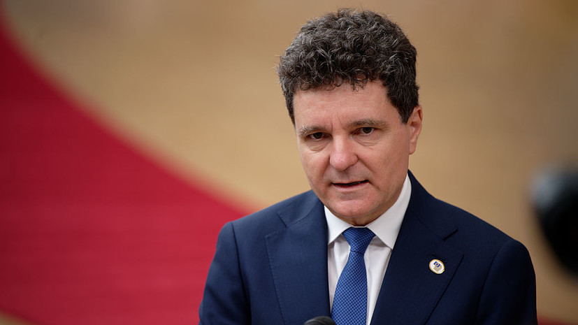 Президент Румынии Дан растерялся перед караулом и превратился в мем