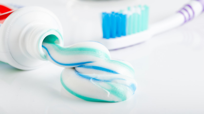 Биохимик Ходос заявил о вреде любых отбеливающих зубных паст