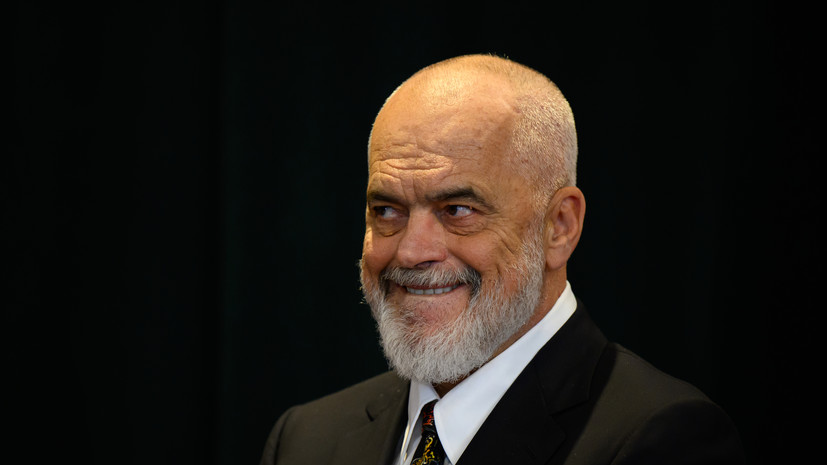 Премьер Албании Рама пошутил над оговоркой Трампа и получил шлепок от Макрона