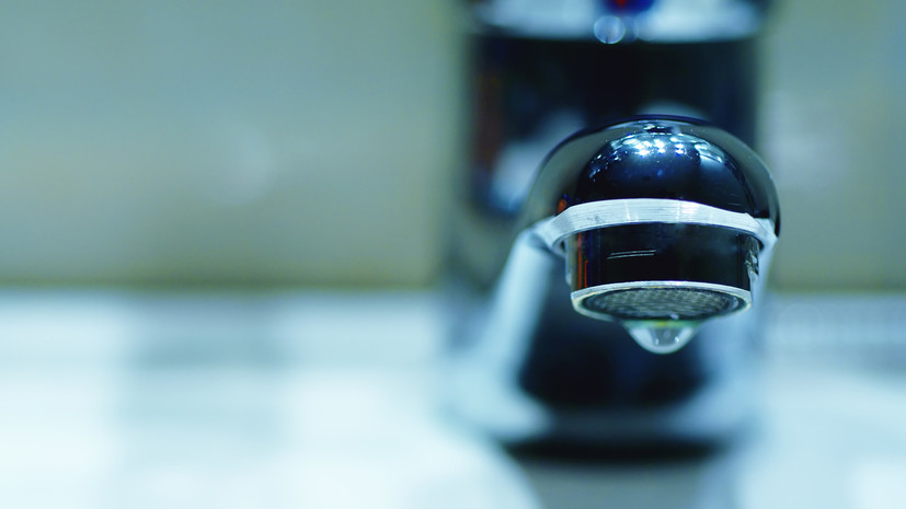 Россиян предупредили, при какой задолженности возможно отключение воды и света