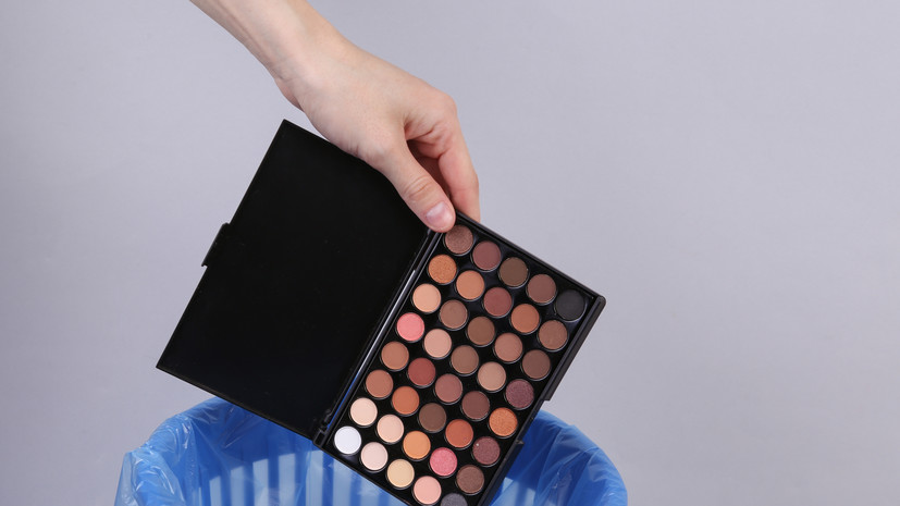 Офтальмолог Голубева посоветовала не пользоваться просроченной косметикой