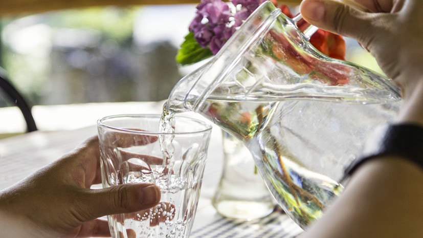 Диетолог Устинова: полезно пить стакан воды натощак каждое утро