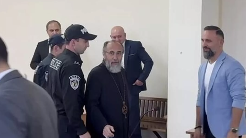 Суд в Ереване приговорил архиепископа Аджапахяна к двум годам лишения свободы