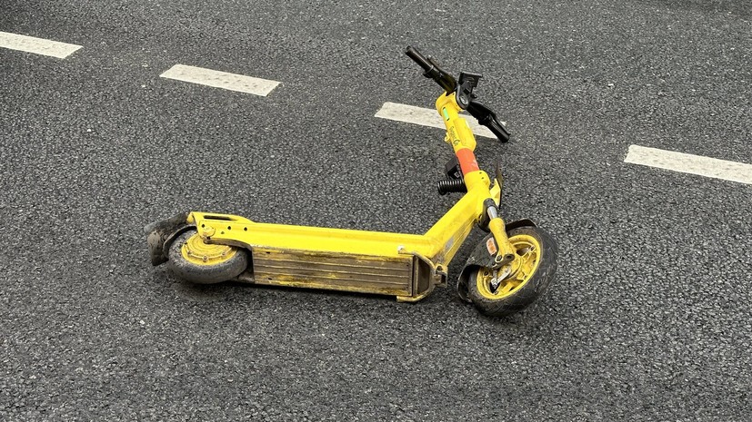 «Не спасёт от ответственности»: как самокатчики пытаются скрыть нарушения ПДД и срывают с СИМ номера