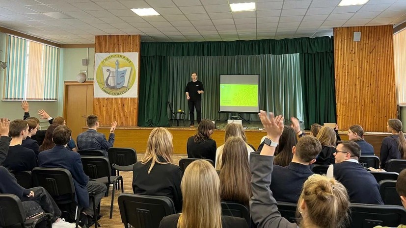 «Заглянуть за кулисы будущей работы»: сотрудники технологических компаний начнут знакомить школьников с IT-сферой