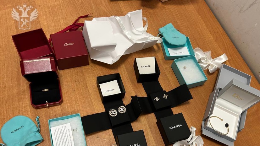 В Татарстане таможенники задержали россиянок с украшениями на 4,5 млн рублей