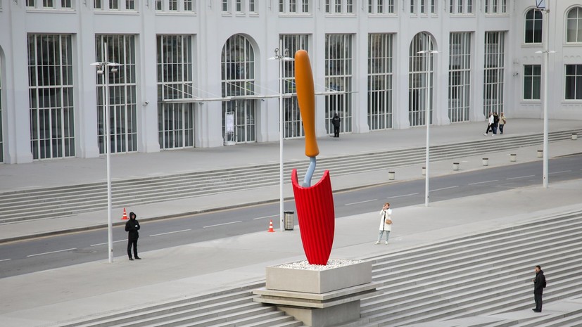 В Москве на месте скульптуры «Большая глина №4» установили «Садовую лопатку»