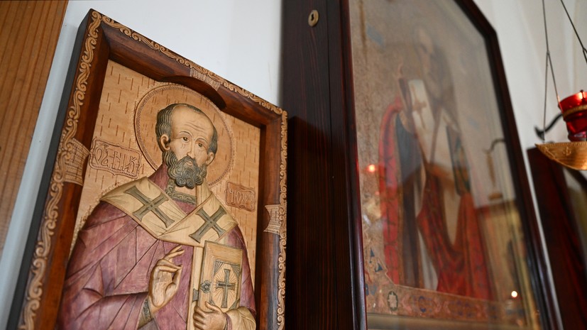 Россиянам разъяснили, что делать со старыми или сломанными иконами