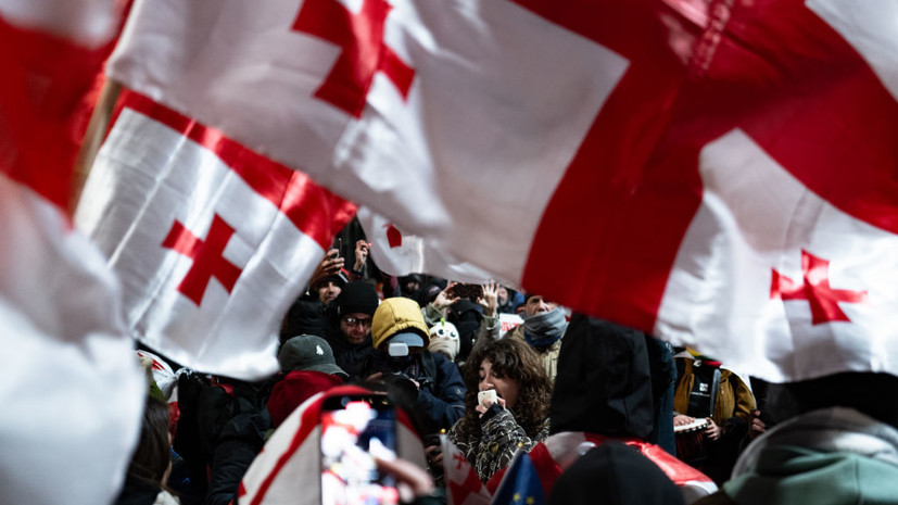 Протестующие в Тбилиси начали уничтожать имущество уличных кафе