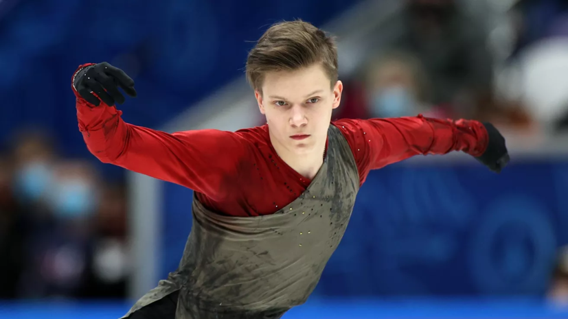 Семененко возобновил тренировки на льду после травмы колена