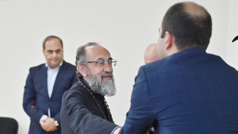 Архиепископ Аджапахян пообещал быть большей угрозой для властей Армении