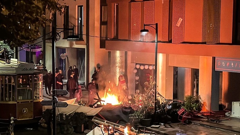 Участники беспорядков в Тбилиси продолжают устраивать пожары на улицах