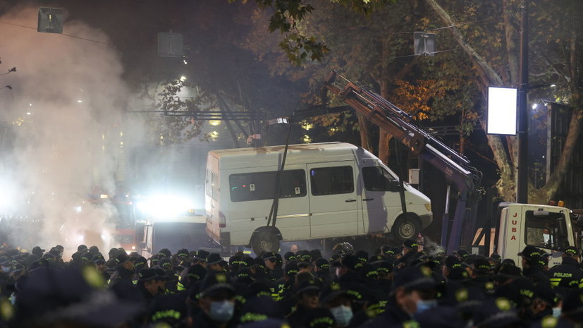 Участники беспорядков в Тбилиси повредили фасады памятников культурного наследия
