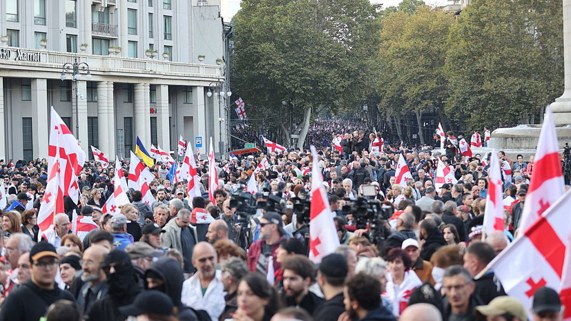 Протестующие перекрыли проспект Руставели в Тбилиси возле парламента Грузии