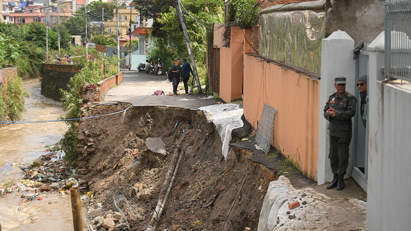 В результате оползней и наводнений в Непале погибли 52 человека