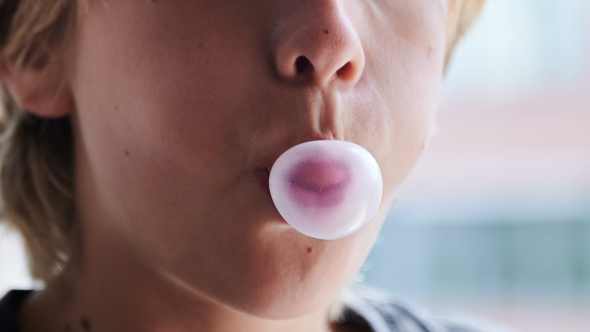 Химик Дорохов рассказал о вреде жвачки для маленьких детей