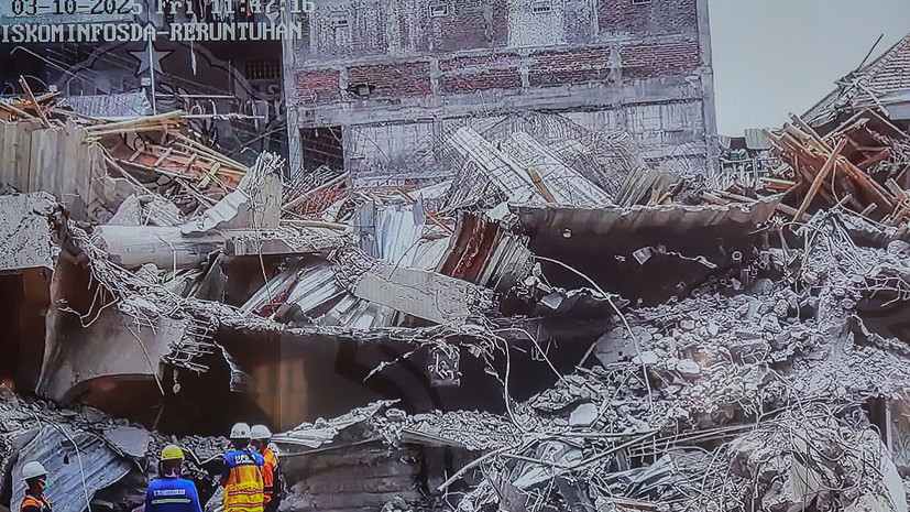 Число погибших под завалами школы-интерната в Индонезии выросло до 67