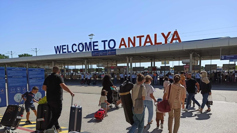 Застрявшим в Анталье туристам предлагают вылететь 8 октября после полудня