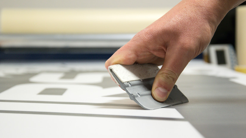 Автоюрист Славнов: за непристойные наклейки на машине может грозить штраф