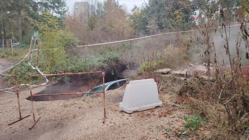 Легковушка провалилась в яму с кипятком в Липецке