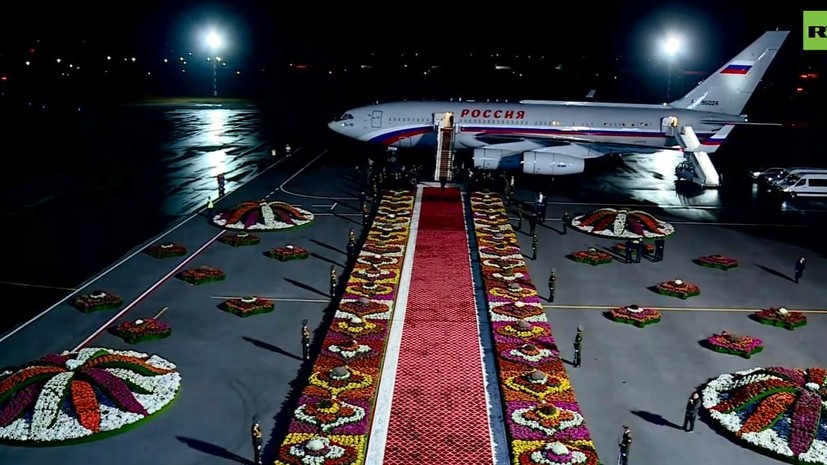 В Таджикистане Путина встретили ковровой дорожкой и цветами