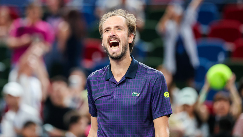 «Думал, что меня свело полностью и это конец»: Медведев справился с судорогами и вышел в 1/4 финала «Мастерса» в Шанхае